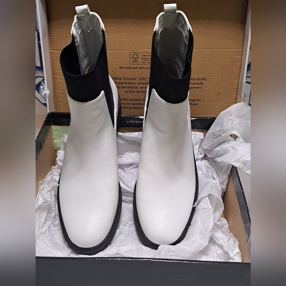 Alfani Women's Tackoma Lug Sole Booties White/Black Pull-On Size 9.5M New In Box - Picture 2 of 15